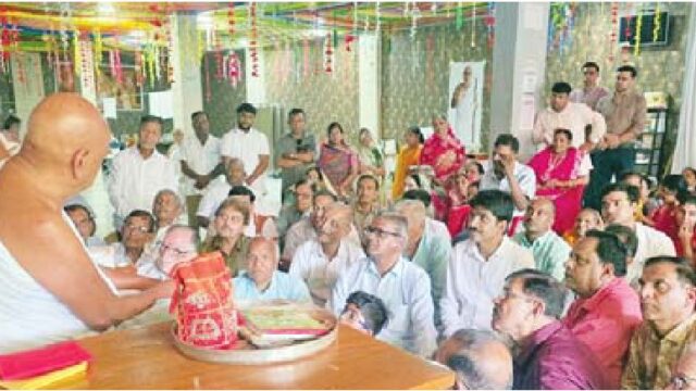 300 गुरुभक्तों ने गुरुदेव के समक्ष की क्षमापना