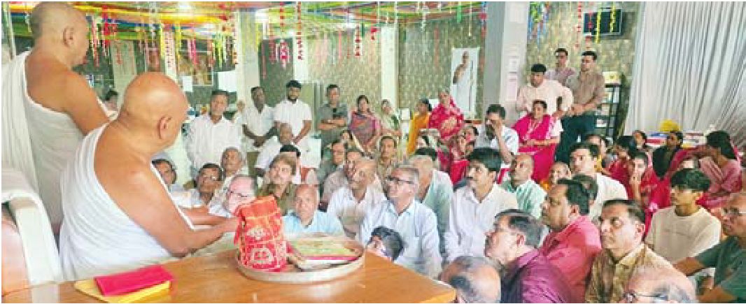 300 गुरुभक्तों ने गुरुदेव के समक्ष की क्षमापना