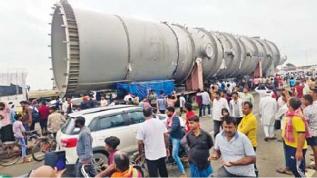 308 पहियों वाले ट्रक पर लदी ये भारी-भरकम मशीन?
