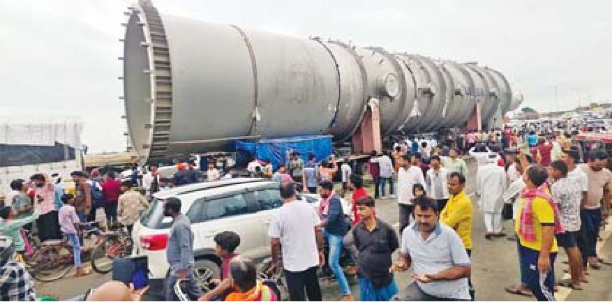 308 पहियों वाले ट्रक पर लदी ये भारी-भरकम मशीन?