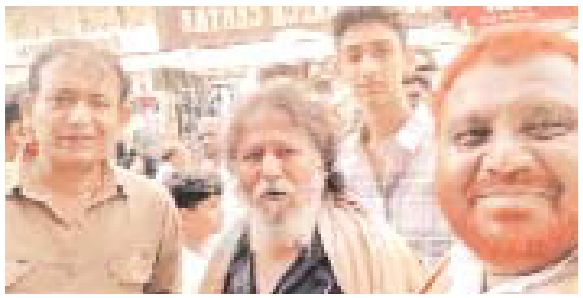 बादामवाले बाबा से की बरसात के लिए दुआ