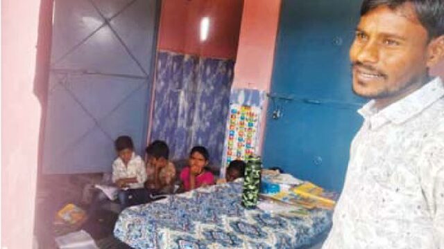 बदहाल शिक्षा, जर्जर भवन के कारण शौचालय में पढ़ने को मजबूर हुए 22 मासूम बच्चे
