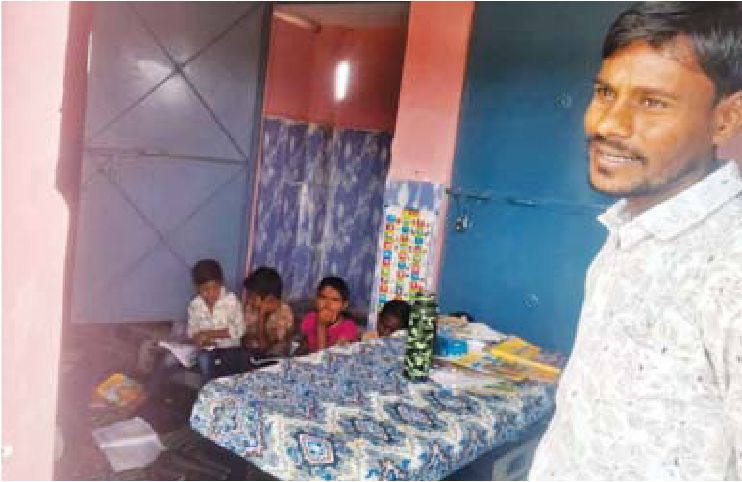 बदहाल शिक्षा, जर्जर भवन के कारण शौचालय में पढ़ने को मजबूर हुए 22 मासूम बच्चे
