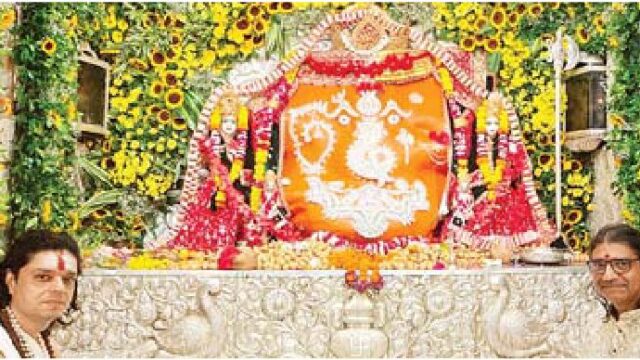 बप्पा को लाने के लिए पहुंचे श्रद्धालु, घरों में भी मातृशक्तियों ने की आराधना की तैयारी खजराना बाबा को लगा भोग, ध्वजा पूजन करने पहुंचे अधिकारी