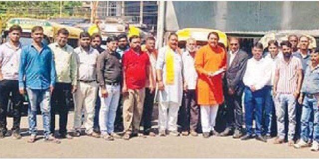भगवा आटो रिक्शा चालक संघ का प्रदर्शन