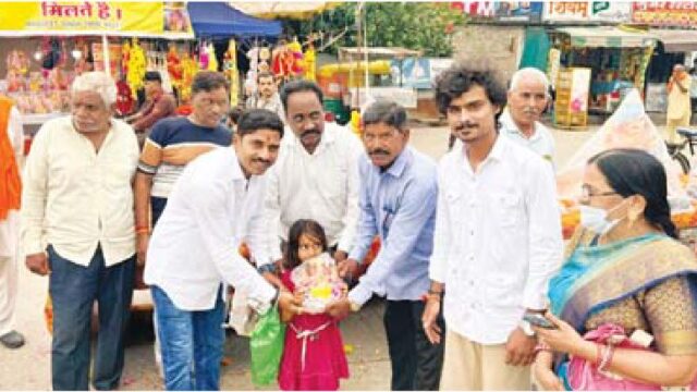 भगवान गणेश का लड्डुओं एवं दुर्वा से अर्चन