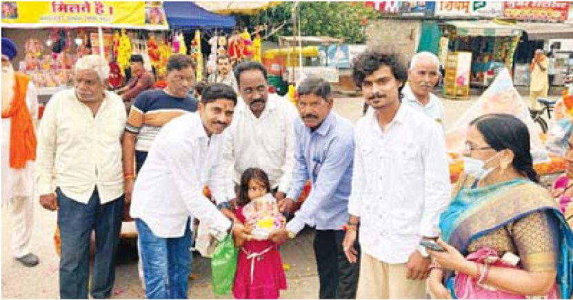 भगवान गणेश का लड्डुओं एवं दुर्वा से अर्चन