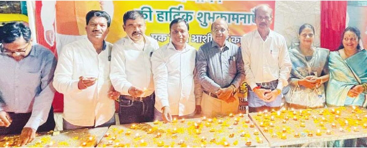 भाजपाइयों ने लगाया 76 किलो लड्डुओं का भोग