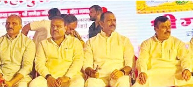 भाजपाइयों के पंडाल में निमंत्रण पर पहुंचे कांग्रेसी