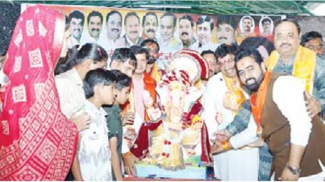 भाजपाइयों ने किया प्रतिमा का वितरण