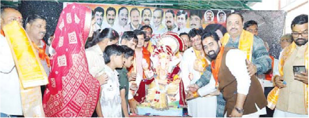 भाजपाइयों ने किया प्रतिमा का वितरण