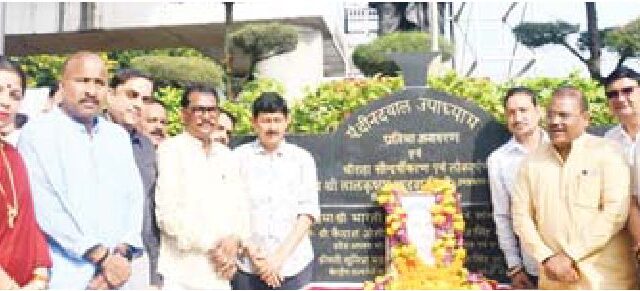 भाजपाइयों ने किया उपाध्याय प्रतिमा पर माल्यार्पण