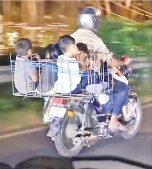 बाइक पर पीछे लोहे की टोकरी में बैठे 5 बच्चे