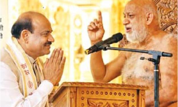 बिरला ने लिया जैन संत से आशीर्वाद