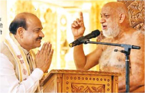 बिरला ने लिया जैन संत से आशीर्वाद