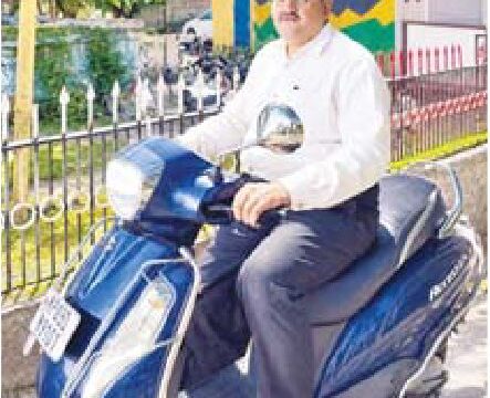 भाजपा नेता ने चलाया टू-व्हीलर