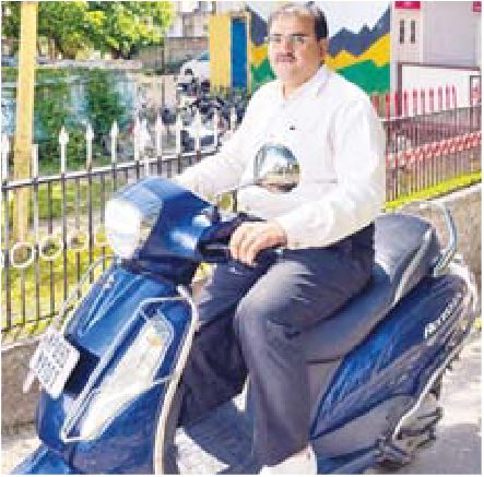 भाजपा नेता ने चलाया टू-व्हीलर