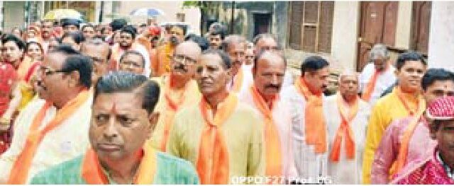 भाजपा नेता पहुंचे कथा का लाभ लेने
