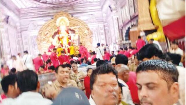 भाजपा नेता पहुंचे मुंबई राजा के दर्शन करने