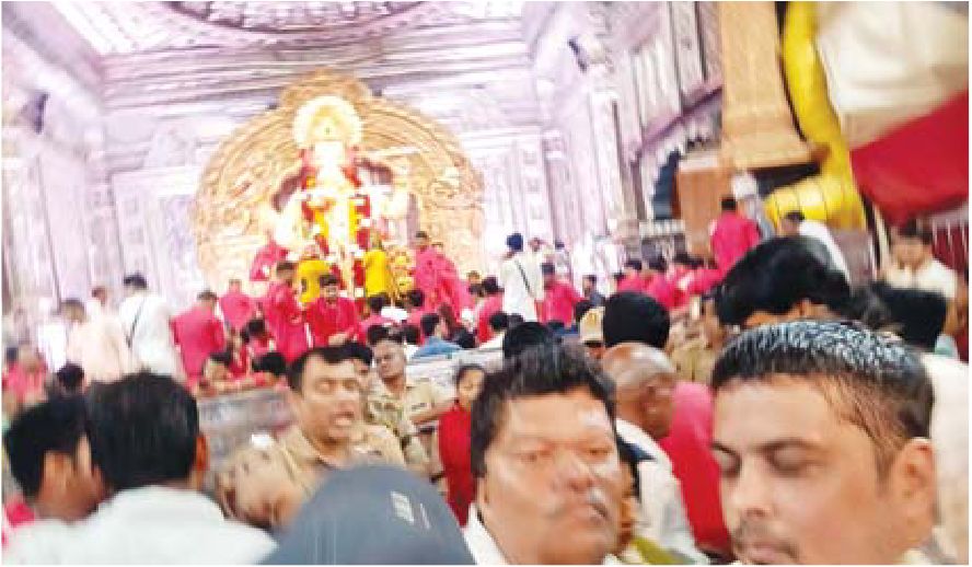 भाजपा नेता पहुंचे मुंबई राजा के दर्शन करने