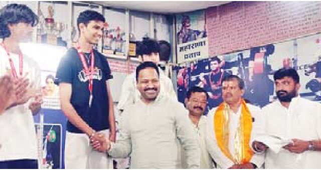 बुद्धदेव सिन्हा ने 732.5 किग्रा वजन उठाकर मारी बाजी