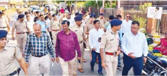 बस में बैठकर झांकी मार्ग देखने निकली जिला सरकार