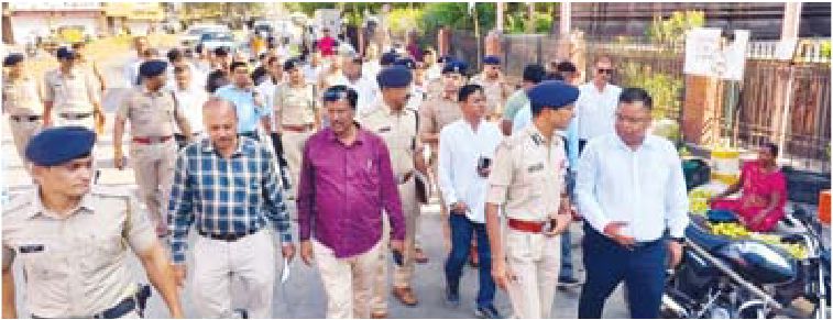बस में बैठकर झांकी मार्ग देखने निकली जिला सरकार