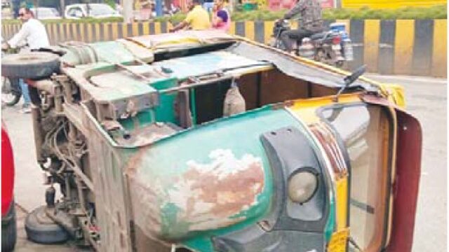 कार ने बाइक और सायकल को टक्कर मारकर रिक्शा को पलट दिया दो घायल, कार छोड़कर भागे छात्र