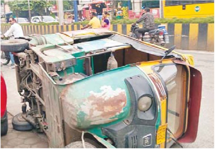 कार ने बाइक और सायकल को टक्कर मारकर रिक्शा को पलट दिया दो घायल, कार छोड़कर भागे छात्र