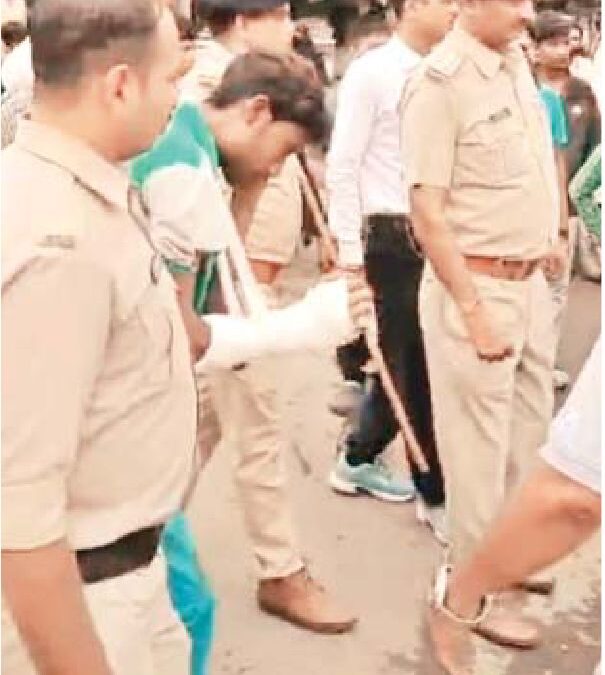 चाकू लहराकर घूम रहा जिलाबदर बदमाश गिरफ्तार