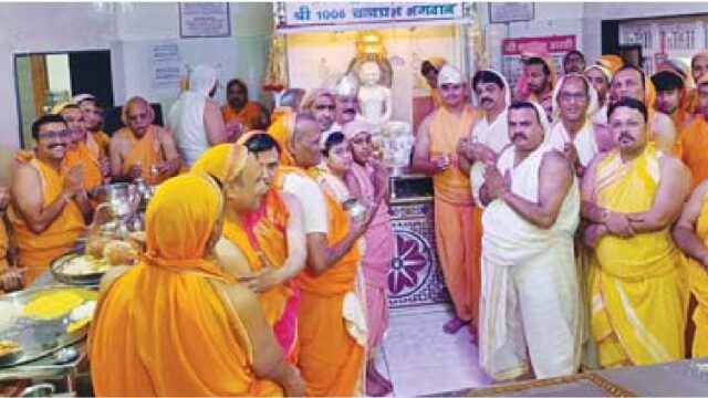 चन्द्रप्रभु मंदिर में अभिषेक शांतिधारा