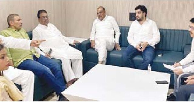 चाय पिला भी रहे हैं और पी भी रहे हैं कांग्रेसी