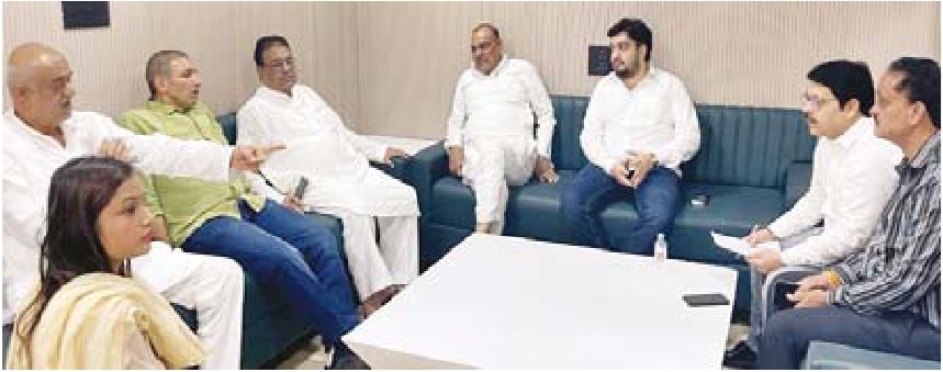 चाय पिला भी रहे हैं और पी भी रहे हैं कांग्रेसी