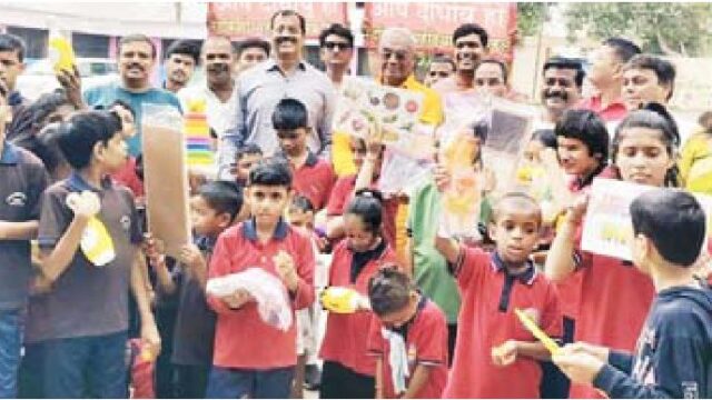 बच्चों के बीच भाजपाइयों का सेवाकार्य