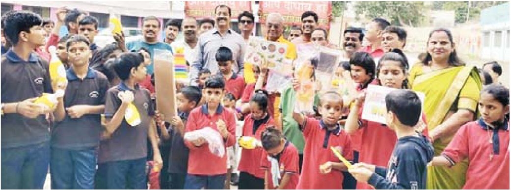 बच्चों के बीच भाजपाइयों का सेवाकार्य