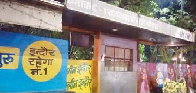 शहर की पहली आदर्श सड़क से गायब हुई चमक 7 करोड़ से ज्यादा की लागत से बनी सड़क लंबे समय से अंधेरे में डूबी