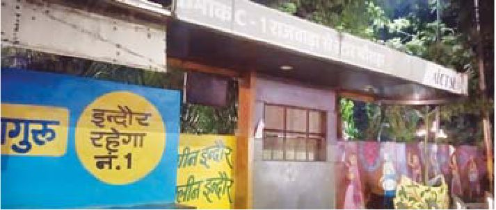 शहर की पहली आदर्श सड़क से गायब हुई चमक 7 करोड़ से ज्यादा की लागत से बनी सड़क लंबे समय से अंधेरे में डूबी