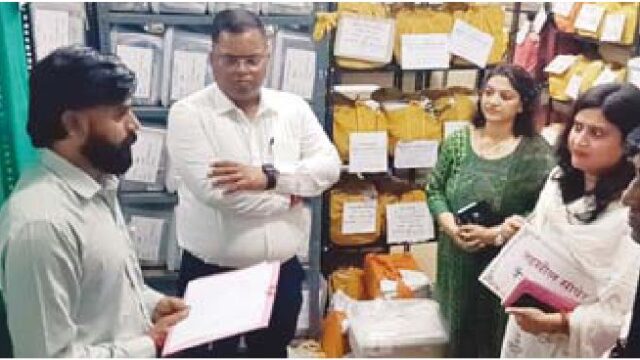 कलेक्टर ने रिकॉर्ड रूम एवं सहायता केंद्र का किया निरीक्षण