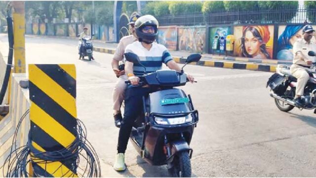 आयुक्त ने चलाई ई-बाइक