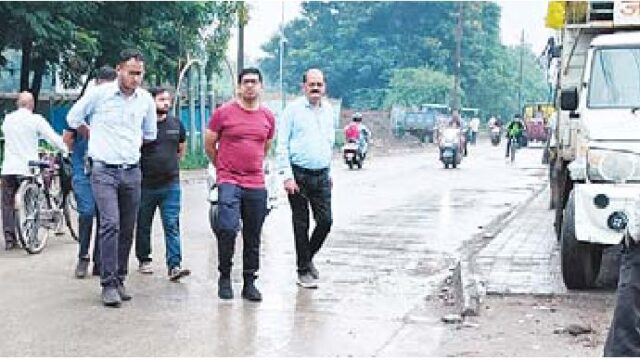 आयुक्त ने लैफ्ट टर्न बाधक निर्माण हटाने के दिए निर्देश