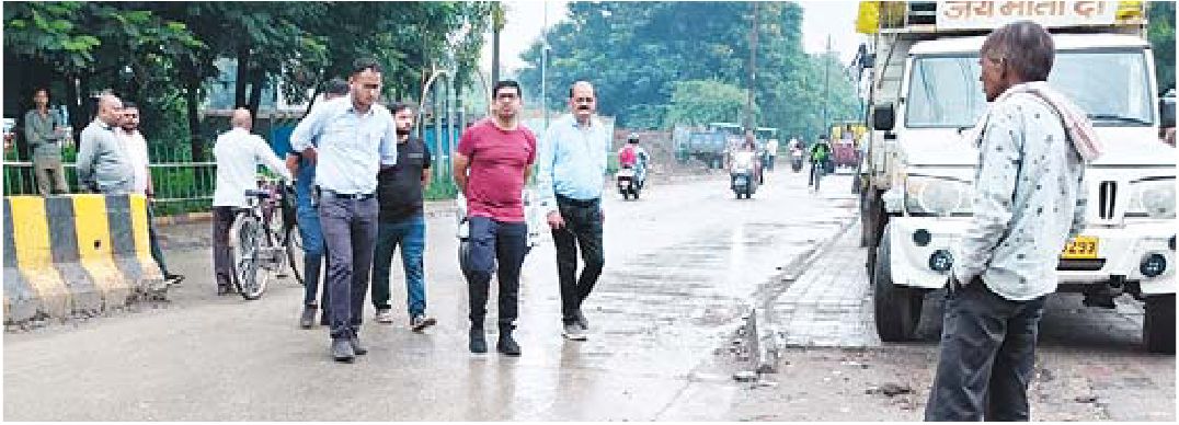 आयुक्त ने लैफ्ट टर्न बाधक निर्माण हटाने के दिए निर्देश