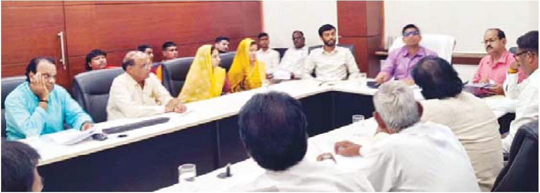 आयुक्त के साथ पंचायत पदाधिकारियों की बैठक