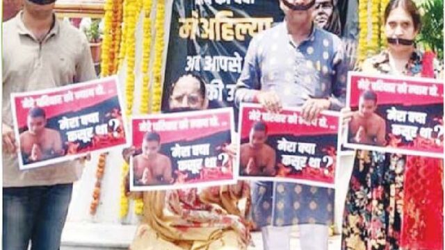 पार्षद कालरा परिवार के साथ बारिश में भी धरना में छतरी लगाकर खड़े रहे