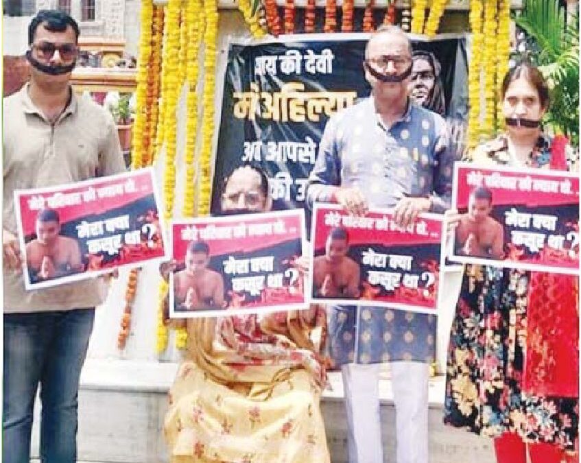 पार्षद कालरा परिवार के साथ बारिश में भी धरना में छतरी लगाकर खड़े रहे