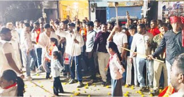 देर रात तक निकलते रहे डोल