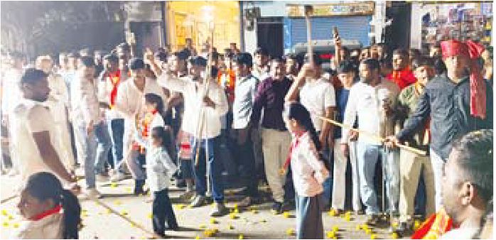 देर रात तक निकलते रहे डोल