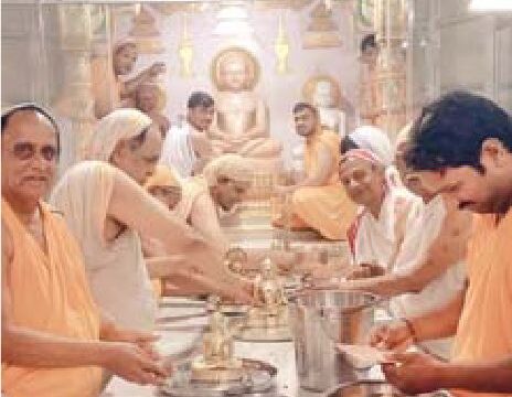 दिगम्बर जैन मंदिरों में सफाई कार्य प्रतिमाओं का हुआ मंजन कार्य