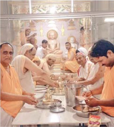 दिगम्बर जैन मंदिरों में सफाई कार्य प्रतिमाओं का हुआ मंजन कार्य