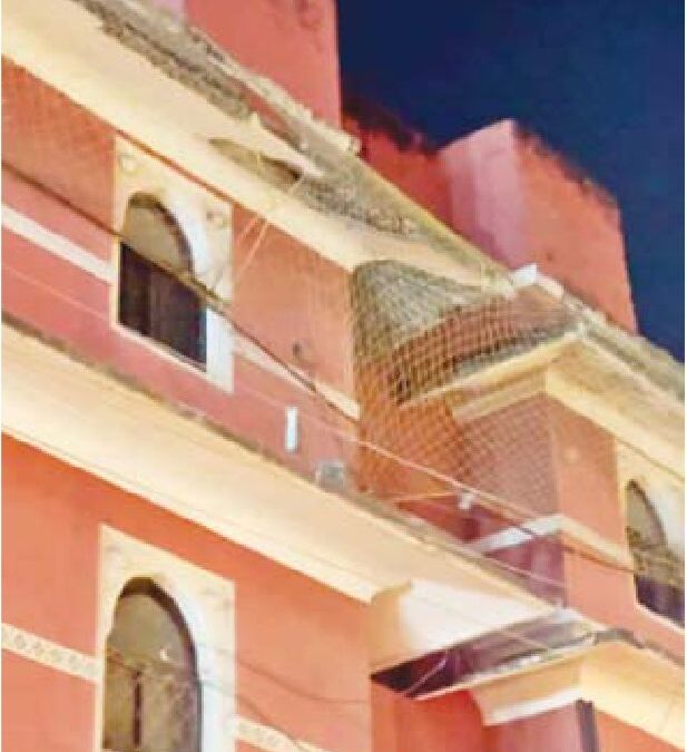 डोल निहारने गए लोग देखने लगे टूटा छज्जा