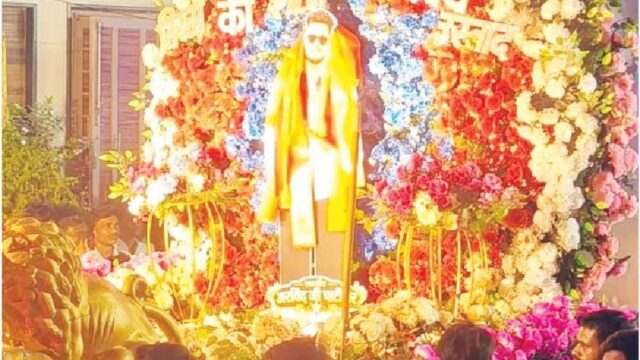 दोस्ती हो तो ऐसी… दिवंगत मित्र अरविन्द को दोस्तों ने अनूठी झांकी बनाकर दी श्रद्धांजलि